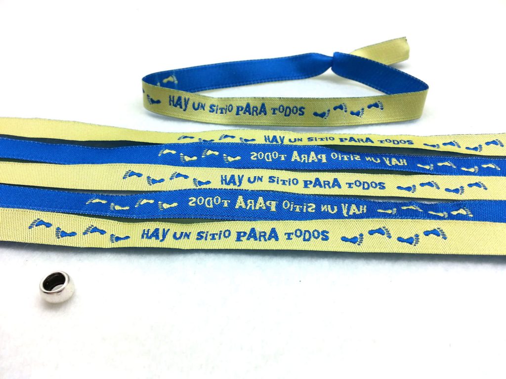Pulsera-de-tela-con-frases-HAY-UN-SITIO-PARA-TODOS
